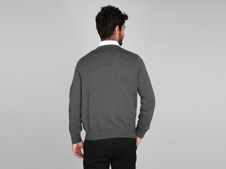 Suéter Hilfiger cuello V para hombre 2