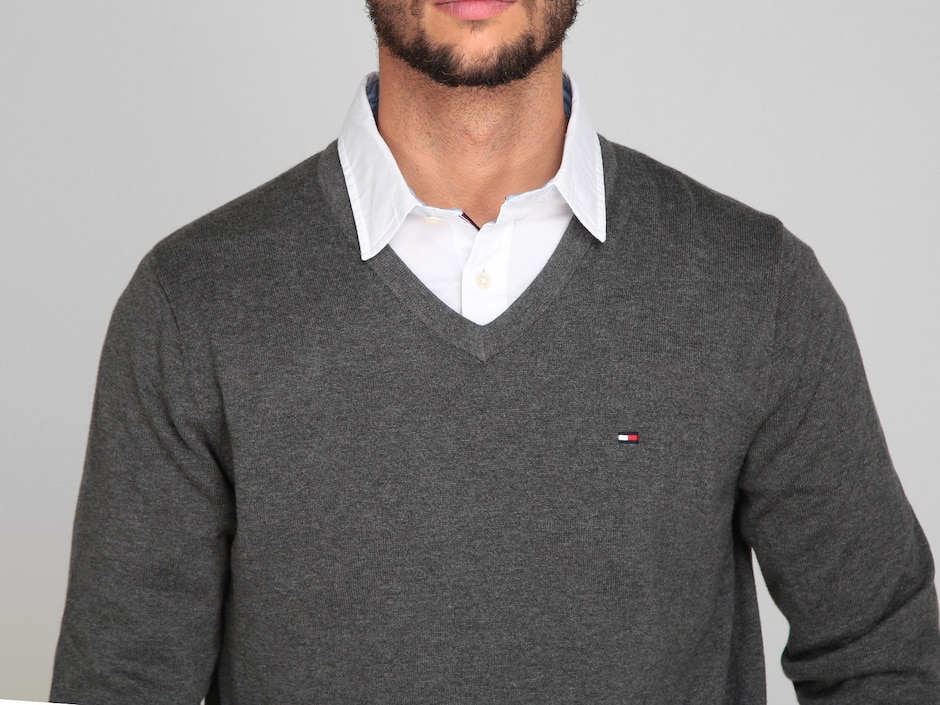 Suéter Hilfiger cuello V para hombre 4