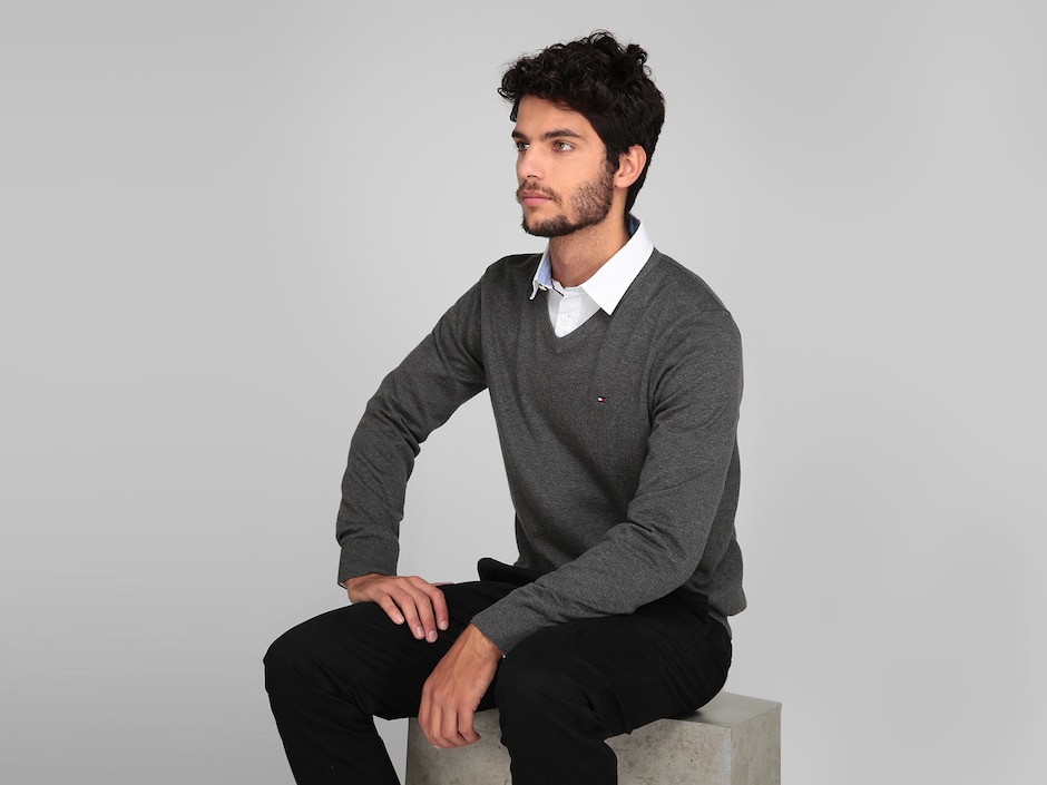 Suéter Hilfiger cuello V para hombre 5