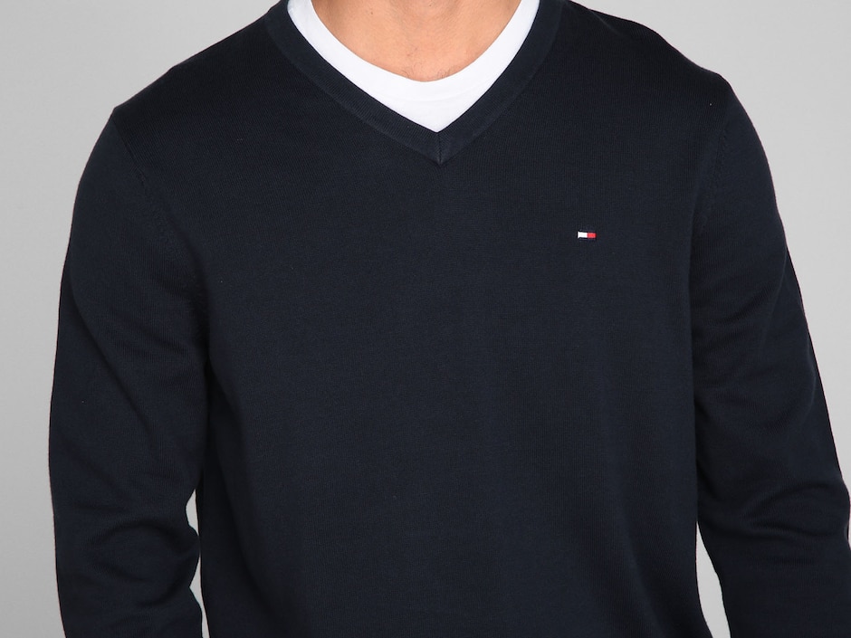 Suéter Hilfiger cuello V para hombre 4
