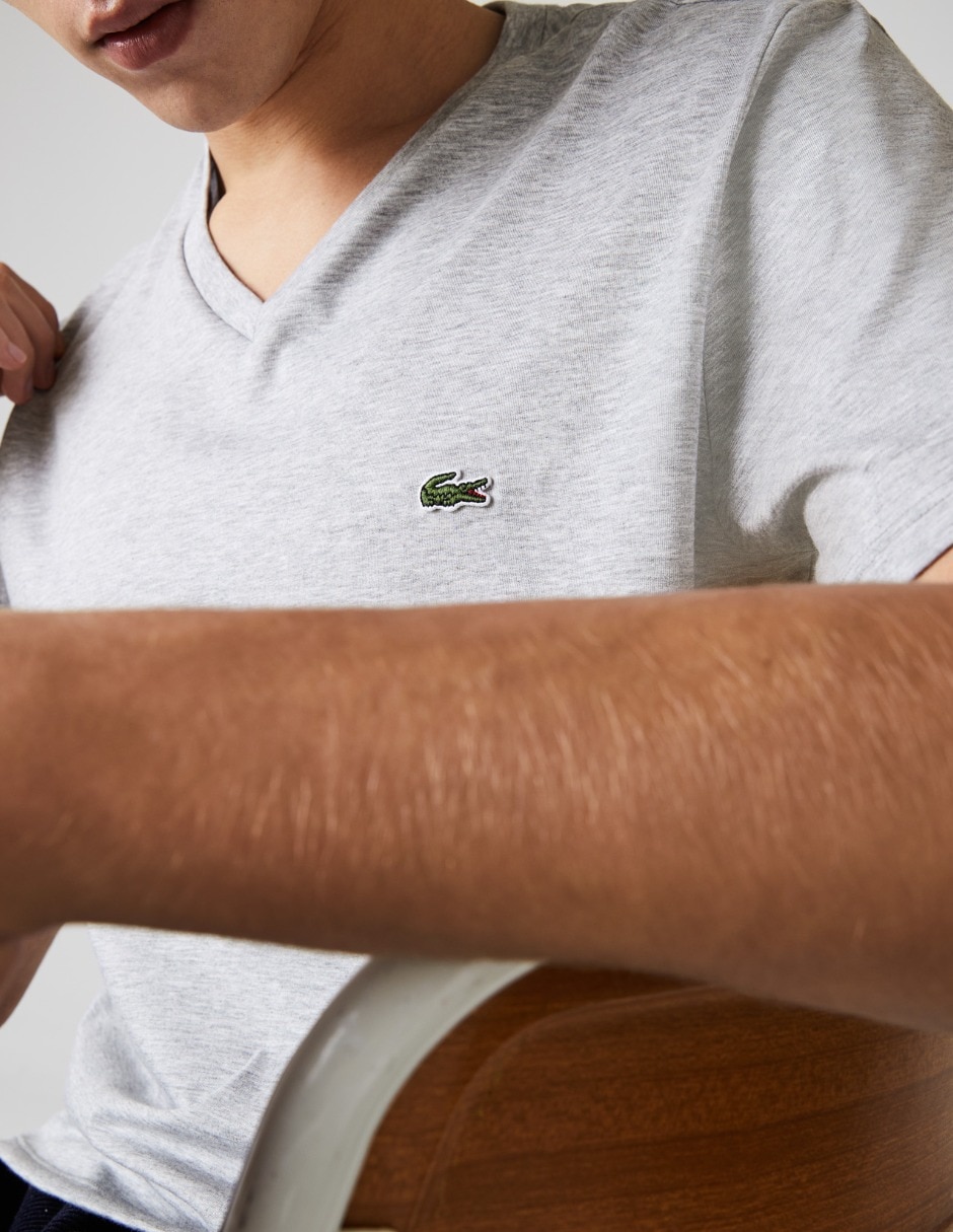 Playera Lacoste cuello V para hombre