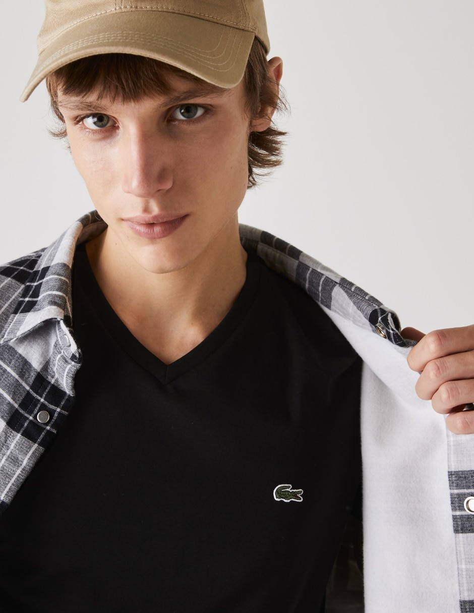 Playera Lacoste cuello V para hombre