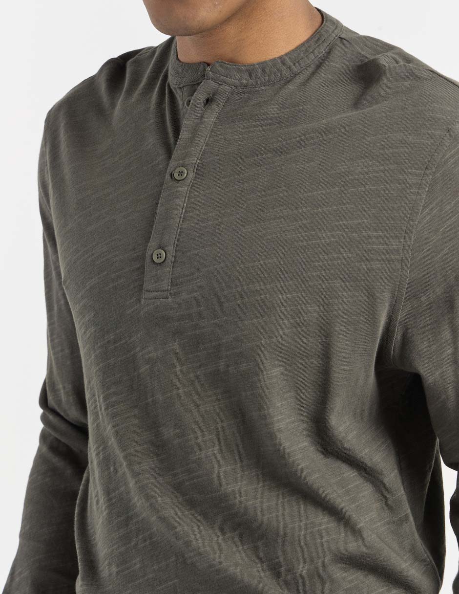 Playera cuello henley para hombre 4