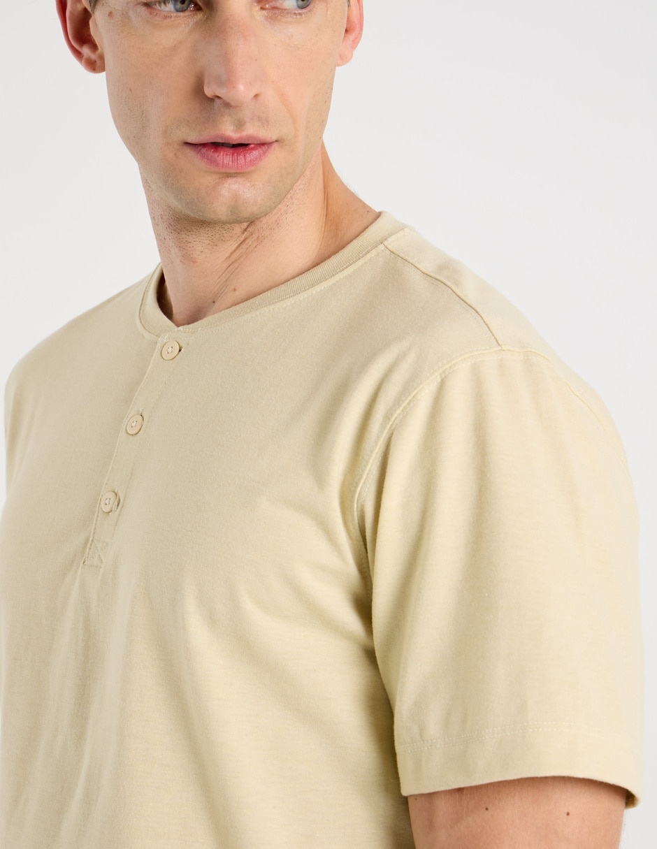 Playera cuello henley para hombre 5