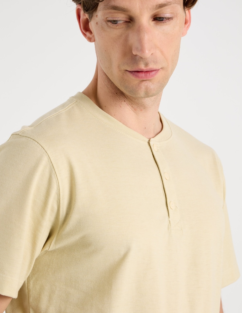 Playera cuello henley para hombre