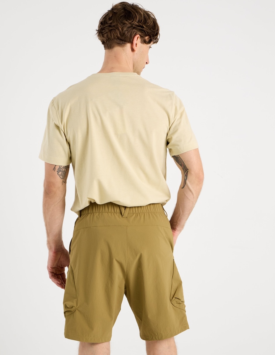 Playera cuello henley para hombre