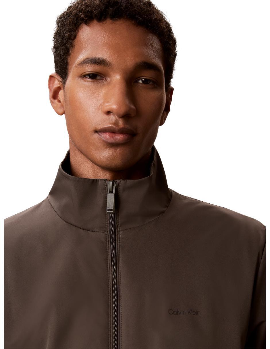 Chamarra rompevientos Calvin Klein con bolsillos para hombre